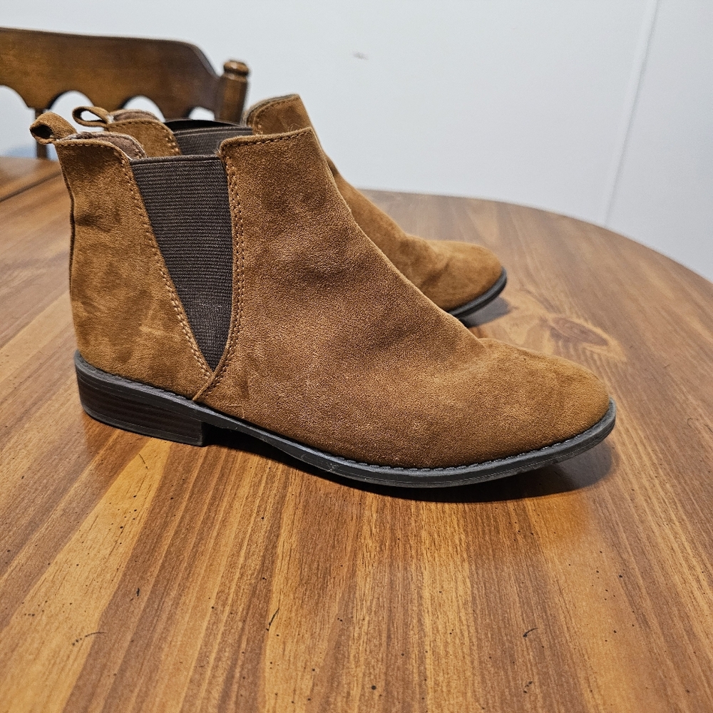 Suede brown boots